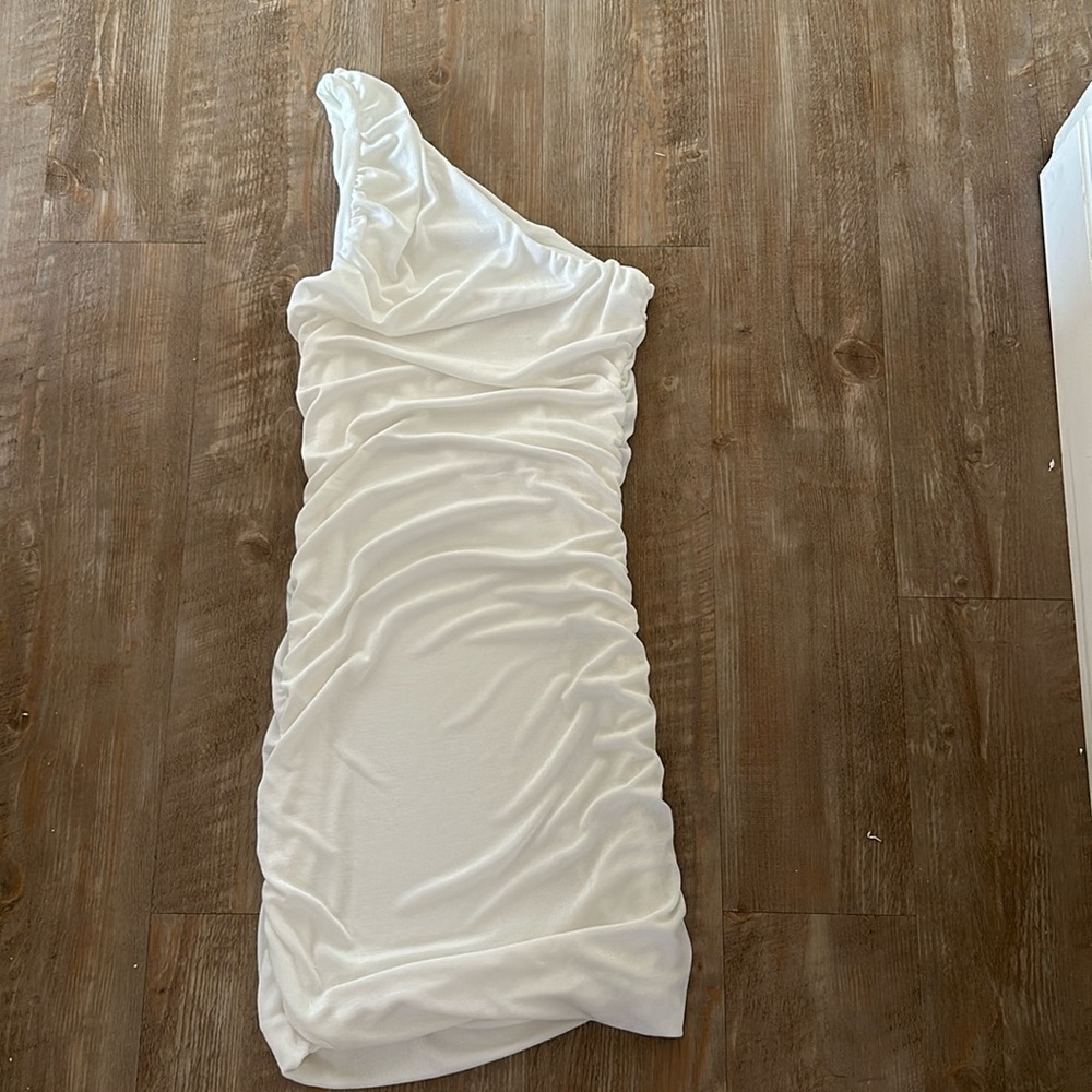 White one shoulder dress form fitting